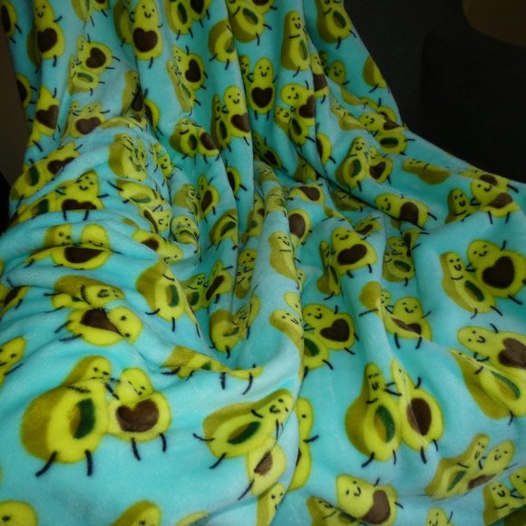 Cynthia Rowley Plush Throw Blanket Avocado Love Avocados 60” x 70” Brand New - Picture 3 of 3